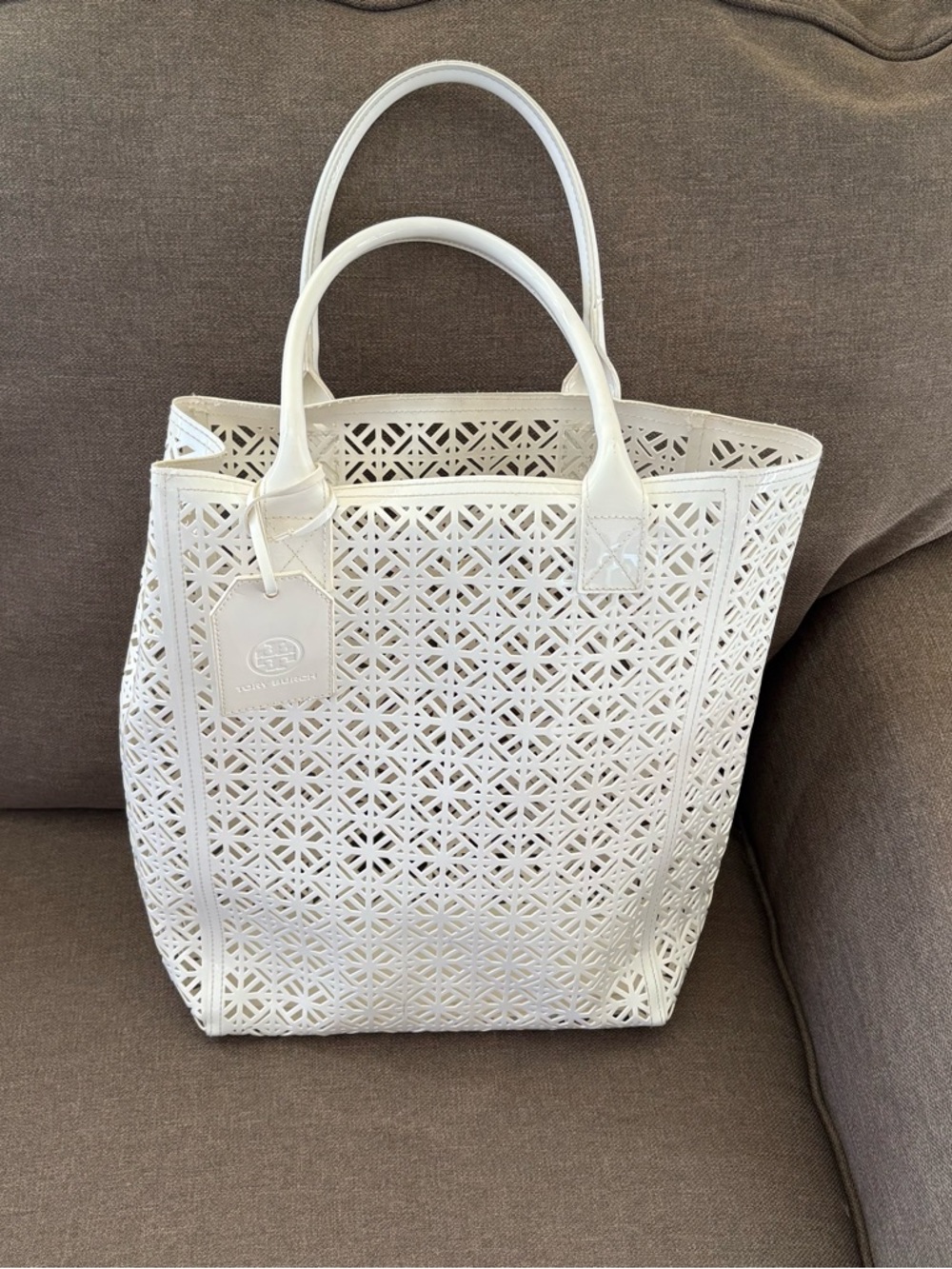 Tory Burch White Laser-Cut Tote 100% PVC
INV25/513